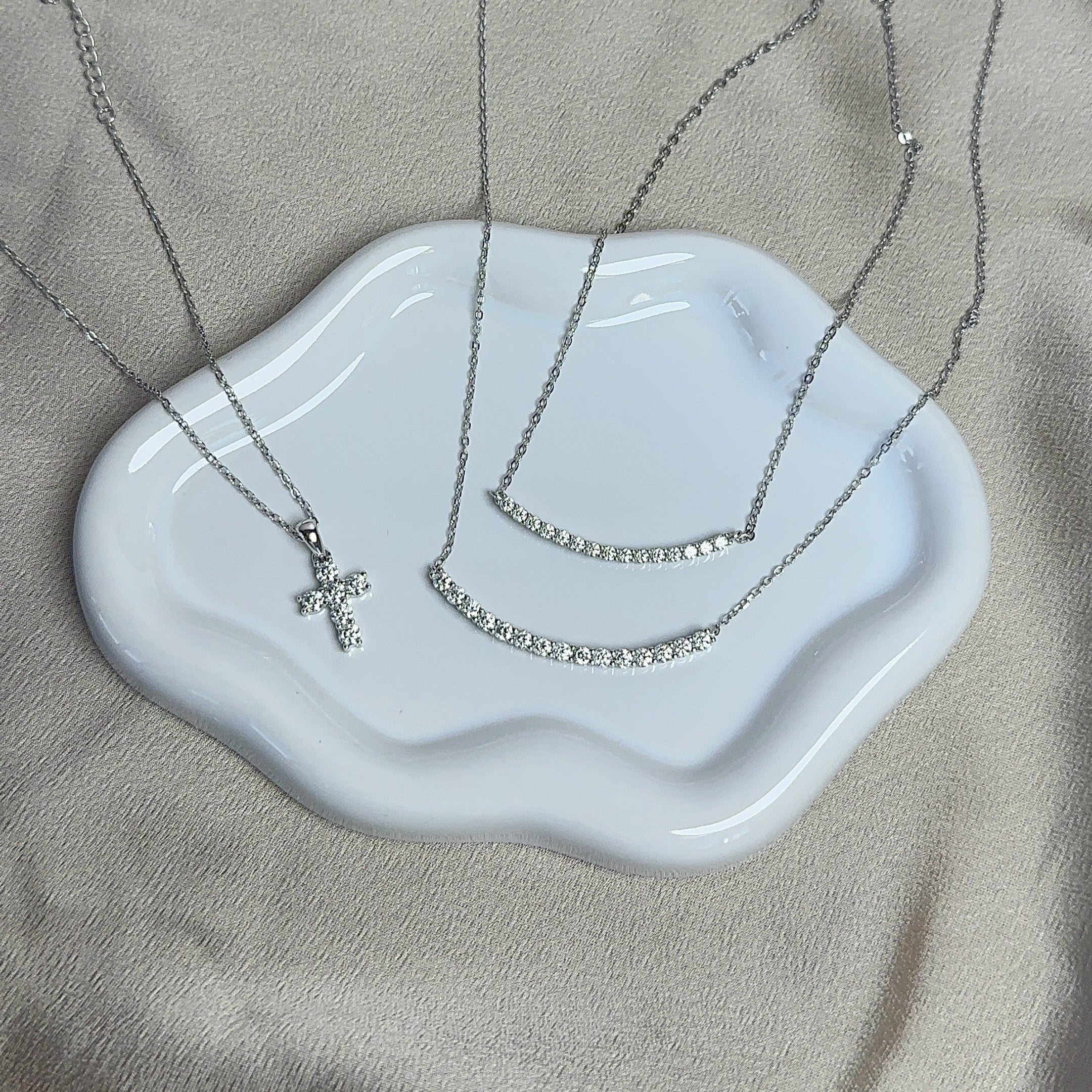Élise Curve Necklace